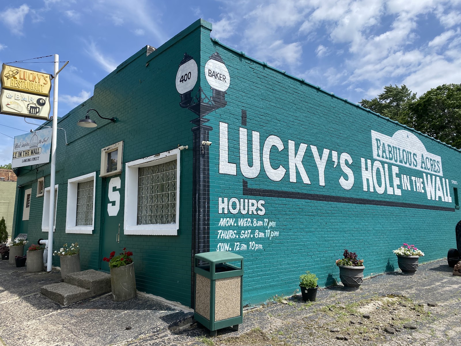Lucky's Hole In The Wall Sports Bar — photo