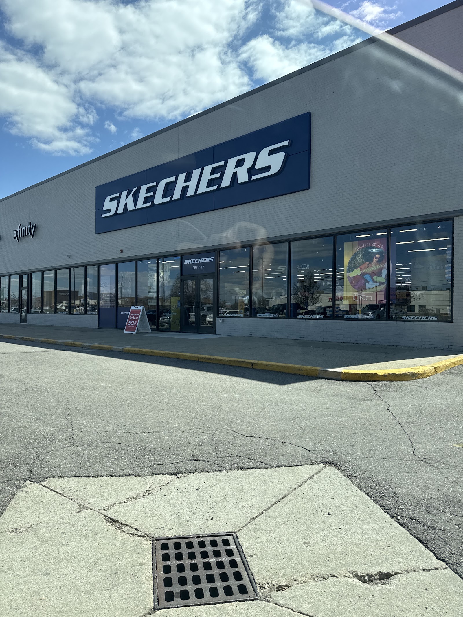 SKECHERS Warehouse Outlet in Lansing